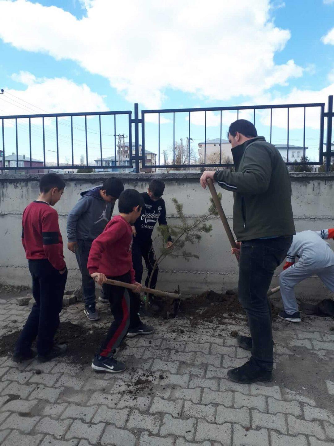 Kars’ta Fidanlar Toprakla Buluştu, Türkiye’de rekor kırıldı